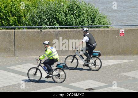 Deux policiers de Newham MPS en patrouille à vélo visitant Gallions point dans la région des Royal Docks de Londres Banque D'Images