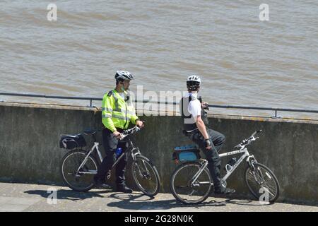 Deux policiers de Newham MPS en patrouille à vélo visitant Gallions point dans la région des Royal Docks de Londres Banque D'Images