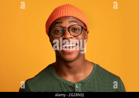 Gros plan Portrait de gai Young Black Hipster Guy dans des lunettes élégantes Banque D'Images