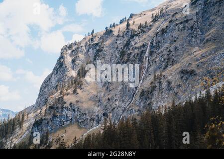 Scène en Autriche, Vilsalpsee et Traualpsee. Jour nuageux, lac, montagnes et forêt rendent la scène majestueuse et impressionnante. Paysage magnifique. Banque D'Images