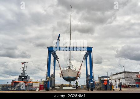 Ramsgate, Royaume-Uni - 25 mai 2021 : une grue de bateau soulève un yacht Banque D'Images