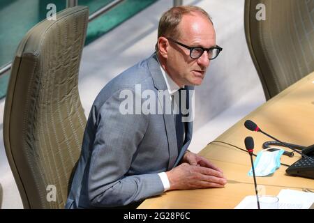 Ben Weyts, ministre flamand de l'éducation, de la protection des animaux et des sports, photographié lors d'une session plénière du Parlement flamand à Bruxelles, mercredi Banque D'Images