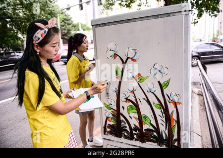 Shenyang, Shenyang, Chine. 9 juin 2021. Le 9 juin 2021, Shenyang, Liaoning, district de Huanggu, Shenyang, a réalisé des travaux de peinture et d'embellissement colorés sur plus de 100 boîtes de transfert de câble optique de communication extérieure dans la région, impliquant de nombreuses rues clés dans la région, et reflétant les caractéristiques des rues caractéristiques autant que possible. Il est prévu d'être terminé d'ici la fin de ce mois . Il est entendu que la peinture utilisée pour l'embellissement de l'armoire doit être écologique, exempte de corrosion et de dommages chimiques à l'armoire, et doit Banque D'Images