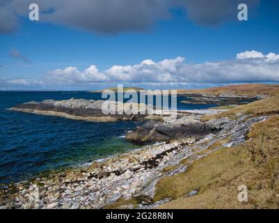 Paysage côtier sauvage près de Outrabister sur Lunna Ness, Shetland, Royaume-Uni - roches de la Yell Sound 'vision' Banque D'Images