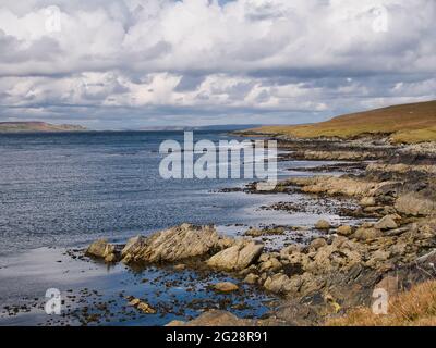 Paysage côtier sauvage près de Outrabister sur Lunna Ness, Shetland, Royaume-Uni - roches de la Yell Sound 'vision' Banque D'Images