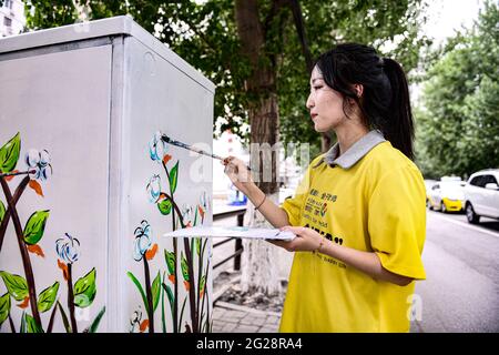 Shenyang, Shenyang, Chine. 9 juin 2021. Le 9 juin 2021, Shenyang, Liaoning, district de Huanggu, Shenyang, a réalisé des travaux de peinture et d'embellissement colorés sur plus de 100 boîtes de transfert de câble optique de communication extérieure dans la région, impliquant de nombreuses rues clés dans la région, et reflétant les caractéristiques des rues caractéristiques autant que possible. Il est prévu d'être terminé d'ici la fin de ce mois . Il est entendu que la peinture utilisée pour l'embellissement de l'armoire doit être écologique, exempte de corrosion et de dommages chimiques à l'armoire, et doit Banque D'Images