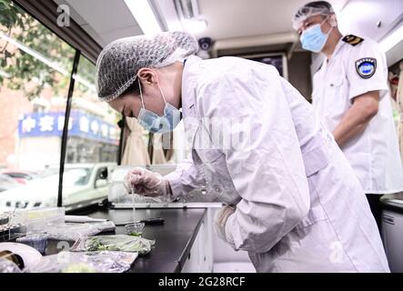 Shenyang, Shenyang, Chine. 9 juin 2021. 9 juin 2021, Shenyang, Liaoning, afin d'assurer la sécurité alimentaire pendant l'examen d'entrée à l'université et d'empêcher strictement que des aliments non qualifiés ne s'écoulent à la table, les départements concernés de Shenyang jouent pleinement le rôle d'inspection et de contrôle rapide des aliments, Et utiliser activement la technologie d'inspection rapide pour servir des services de restauration de grande, moyenne et petite taille autour du site d'examen d'entrée de l'université. L'unité a effectué des échantillonnages et des tests sur place pour assurer la santé et la sécurité des candidats. Crédit : SIPA Asia/ZUMA Wire/Alay Live News Banque D'Images