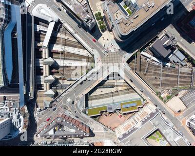 Birmingham New Street Grand Central Station Angleterre vue aérienne du centre-ville avec gare de carrefour. Trains de grande taille de transport sur la plate-forme Banque D'Images