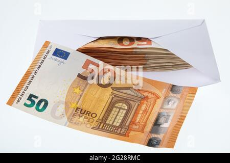 Cinquante billets en euros dans une enveloppe, beaucoup d'argent Banque D'Images