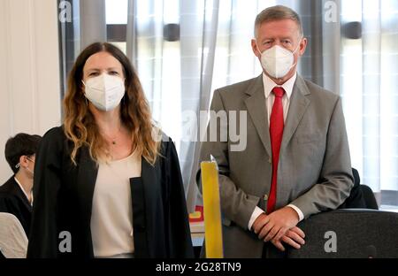 09 juin 2021, Mecklembourg-Poméranie occidentale, Schwerin: L'avocat Alexandra Wagner (l-r) et l'entrepreneur de l'hôtel Per Harald Lökkevik attendent le verdict devant le tribunal régional. L'investisseur du complexe hôtelier Rostock Yachthafenresidenz Hohe Düne est accusé de ne pas avoir payé de cotisations de sécurité sociale ou d'impôt sur le salaire pour l'emploi d'environ 90 travailleurs polonais entre 2007 et 2009. Photo: Bernd Wüstneck/dpa-Zentralbild/dpa Banque D'Images