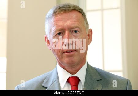 09 juin 2021, Mecklembourg-Poméranie occidentale, Schwerin: L'entrepreneur de l'hôtel Per Harald Lökkevik attend le verdict devant le tribunal régional. L'investisseur du complexe hôtelier Rostock Yachthafenresidenz Hohe Düne est accusé de ne pas avoir payé de cotisations de sécurité sociale ou d'impôt sur le salaire pour l'emploi d'environ 90 travailleurs polonais entre 2007 et 2009. Photo: Bernd Wüstneck/dpa-Zentralbild/dpa Banque D'Images