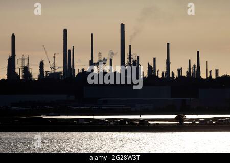 Fawley,Oil,Refinery,New Forest,Southampton,Water,The Solent,Cowes,isle of Wight,England,UK Banque D'Images