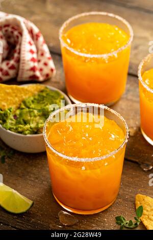 margarita à l'ananas et à la mangue avec frites et guacamole Banque D'Images