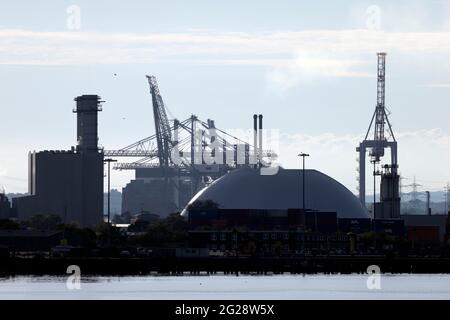 Silhouette, jetées, docks,grues,navire,Yang Ming, Box,Container,Port,docks,Southampton,eau,le Solent,Cowes,ile de Wight,Angleterre,Royaume-Uni Banque D'Images