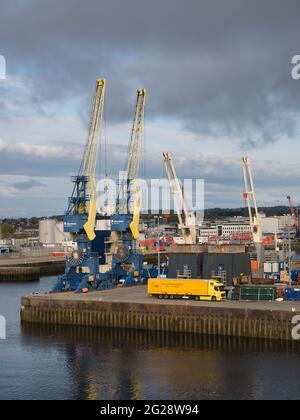 Deux grues portales électriques montées sur rail à Atlantic Wharf, dans le port d'Aberdeen, en Écosse, au Royaume-Uni. Chacun a une capacité de jusqu'à 8 tonnes (grappin) et u Banque D'Images