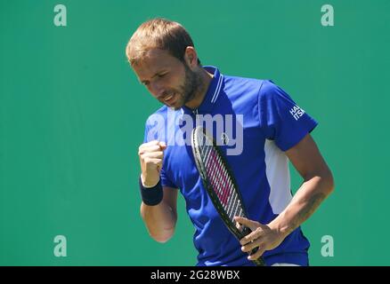 DaN Evans, en Grande-Bretagne, célèbre son match contre Matthew Ebden, en Australie, lors du cinquième jour de l'Open de Viking au centre de tennis de Nottingham. Date de la photo: Mercredi 9 juin 2021. Banque D'Images