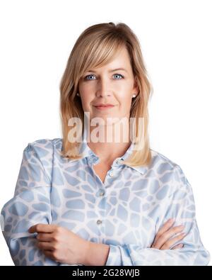 Portrait de femme blonde attrayante aux cheveux avec les yeux bleus debout sur un arrière-plan blanc isolé. Copier l'espace. Banque D'Images