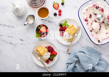 Sandwichs à la crème glacée Shortcake aux baies fraîches Banque D'Images