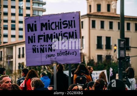 VALENCIA, ESPAGNE - 05 juin 2021: Photo de la bannière féministe avec un slogan drôle sur le carton violet à la démonstration de la Journée des femmes. Banque D'Images