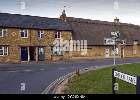 Boutiques et cottages sur la verdure du village à Sharnbrook, Bedfordhire, Angleterre, Royaume-Uni Banque D'Images