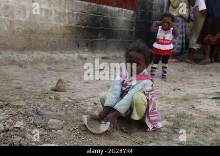 Taiz   Yémen   16 mars 2017 : UN enfant yéménite cherche de la nourriture dans un camp pour personnes déplacées de la guerre dans la ville de Taiz, au Yémen Banque D'Images