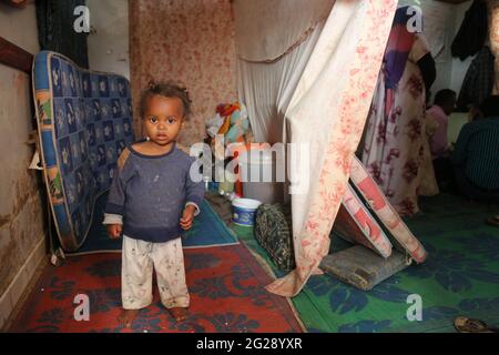 Taiz   Yémen   16 mars 2017 : UN enfant yéménite cherche de la nourriture dans un camp pour personnes déplacées de la guerre dans la ville de Taiz, au Yémen Banque D'Images