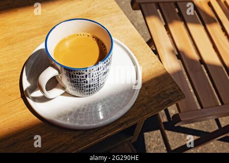 Tasse de café sur la table en bois dans le café extérieur Banque D'Images