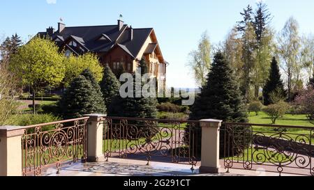 Résidence luxueuse de l'ancien président de l'Ukraine Viktor Ianoukovitch sur le rivage de l'étang. Maison de luxe Honka à Mezhyhirya. Ukraine, Novye Banque D'Images