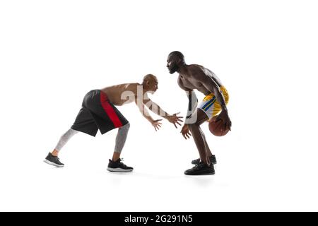 Deux joueurs de basket-ball hommes isolés en silhouette de la concurrence fond blanc Banque D'Images