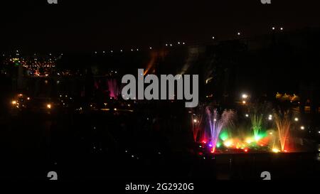 Les Fontaines de musique colorée et les festivités du spectacle de lumière des jardins de Brindavan la nuit à Mandya, Karanataka, Inde Banque D'Images