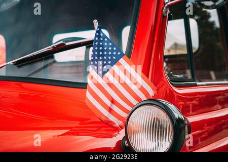 Camionnette Red avec petit drapeau américain. Vue latérale de la terrasse du Red Pickup Truck drapeau américain. Vacances du 4 juillet. Drapeau américain Banque D'Images