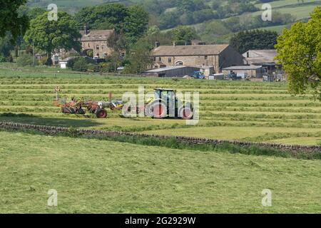 Fanage et râtelage pour l'ensilage dans une ferme du Yorkshire. Banque D'Images