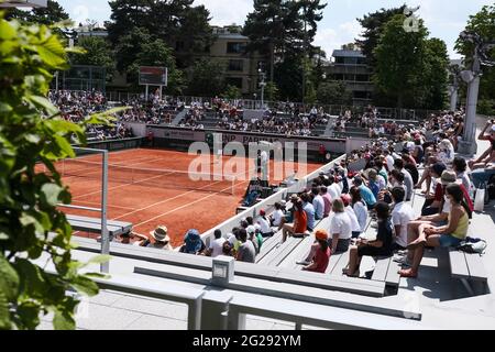 Paris, France. 09e juin 2021. Tennis : Grand Chelem, Open de France. Visiteurs assis dans les stands. En raison des nouvelles règles de Corona depuis le 9 juin 2021, plus de personnes sont autorisées dans le Stade Roland Garros. De plus, puisque le couvre-feu à Paris ne commence aujourd’hui qu’à 23.00, 5000 spectateurs sont autorisés au Centre court. Credit: Frank Molter/dpa/Alay Live News Banque D'Images
