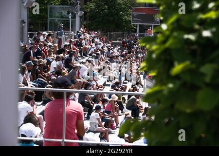 Paris, France. 09e juin 2021. Tennis : Grand Chelem, Open de France. Visiteurs assis dans les stands. En raison des nouvelles règles de Corona depuis le 9 juin 2021, plus de personnes sont autorisées dans le Stade Roland Garros. De plus, puisque le couvre-feu à Paris ne commence aujourd’hui qu’à 23.00, 5000 spectateurs sont autorisés au Centre court. Credit: Frank Molter/dpa/Alay Live News Banque D'Images
