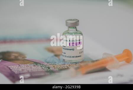 À l'intérieur du nouveau centre régional de vaccination Covid à Derby Arena sur la zone industrielle Pride Park. Photo : le vaccin, une seringue et l'un des dépliants sur le vaccin covid la pandémie du coronavirus de 2020 a balayé le monde. En décembre 2020, les scientifiques ont créé des vaccins pour prévenir les infections. En 2021, ces produits sont en cours de déploiement dans le monde entier. Au Royaume-Uni, les premiers à recevoir les vaccins sont les plus de 80 ans et les résidents et travailleurs des foyers de soins. Photo prise le 27 janvier 2021 Banque D'Images