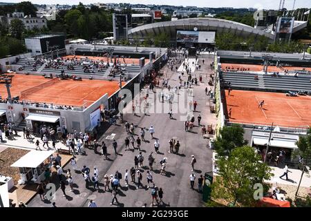 Paris, France. 09e juin 2021. Tennis : Grand Chelem, Open de France. Les visiteurs visitent le site du tournoi. En raison des nouvelles règles de Corona depuis le 9 juin 2021, plus de personnes sont autorisées à rentrer dans le Stade Roland Garros. De plus, puisque le couvre-feu à Paris ne commence aujourd’hui qu’à 23.00, 5000 spectateurs sont autorisés au Centre court. Credit: Frank Molter/dpa/Alay Live News Banque D'Images