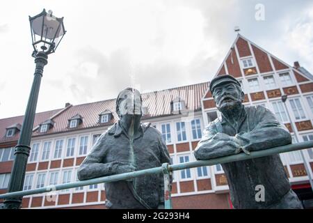 Emden, Allemagne. 09e juin 2021. Les figures « Delftspucker » se tiennent au Ratsdelft. Après des semaines avec une situation tendue de Corona, la ville d'Emden n'est plus considérée comme une municipalité à forte incidence à partir de ce vendredi (0 heures). Selon le conseil municipal, la ville portuaire de la Frise orientale est restée en dessous d'une incidence de 100 jours pour le cinquième jour ouvrable consécutif, mercredi. Par conséquent, le couvre-feu prévu dans le soi-disant frein d'urgence fédéral doit être levé de vendredi. Credit: Sina Schuldt/dpa/Alay Live News Banque D'Images