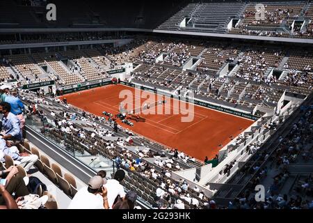 Paris, France. 09e juin 2021. Tennis : Grand Chelem, Open de France. Visiteurs assis dans les stands de Center court. En raison des nouvelles règles de Corona depuis le 9 juin 2021, plus de personnes sont autorisées dans le Stade Roland Garros. De plus, puisque le couvre-feu à Paris ne commence aujourd’hui qu’à 23.00, 5000 spectateurs sont autorisés au Centre court. Credit: Frank Molter/dpa/Alay Live News Banque D'Images