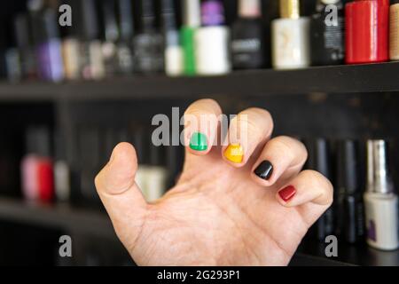 Un homme avec des ongles peints. Conception de clous pour hommes. Manucure pour hommes. Banque D'Images