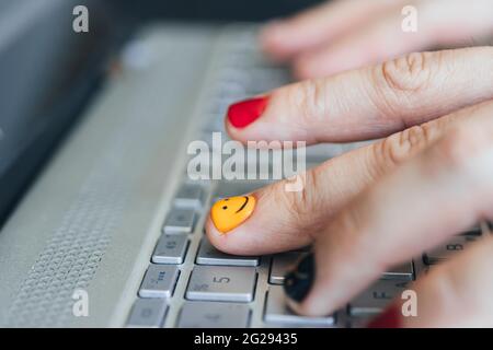 Mise au point sélective sur les doigts du milieu de la main gauche. Un jeune boxeur indépendant est en train de taper sur un clavier. Ongles peints à la mode sur la main d'un homme. Hommes Banque D'Images