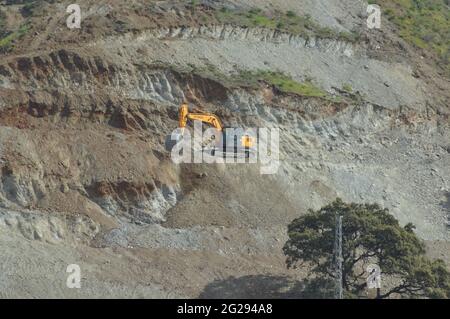 Bulldozer travaillant sur un flanc de montagne Banque D'Images