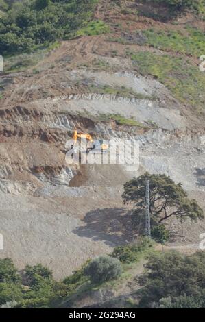 Pelle hydraulique bulldozer travaillant sur une montagne Banque D'Images
