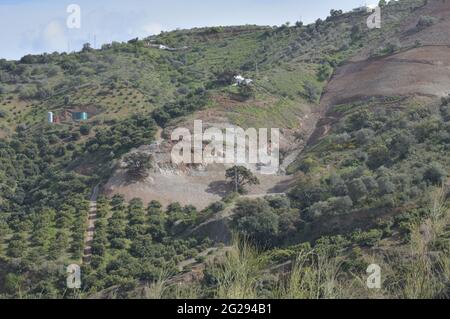 Pelle hydraulique bulldozer travaillant sur une montagne par temps ensoleillé Banque D'Images