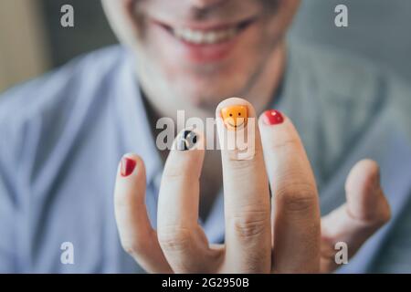 Un homme avec des ongles peints. Conception de clous pour hommes. Manucure pour hommes. Banque D'Images