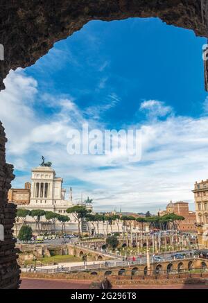 Rome, Italie. Monument à Vittorio Emanuele II, également connu sous le nom de Vittoriano, vu du Forum de Trajan. Le centre historique de Rome est un monde de l'UNESCO Banque D'Images