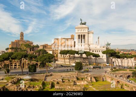 Rome, Italie. Monument à Vittorio Emanuele II, également connu sous le nom de Vittoriano, vu du Forum de Trajan. Le centre historique de Rome est un monde de l'UNESCO Banque D'Images