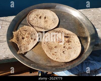 Ensemble de trois tranches de pain grillé isolées sur l'assiette Banque D'Images