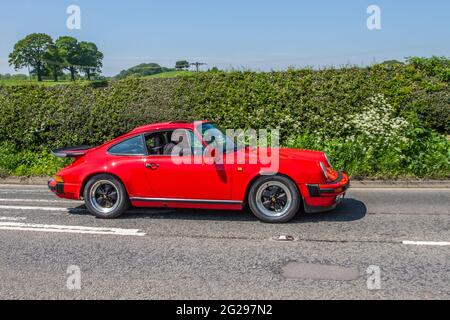 Années 1988 80 rouge Porsche Carrera coupe Sport, 3164cc essence ccar, en route pour Capesthorne Hall Classic May show, Cheshire, Royaume-Uni Banque D'Images