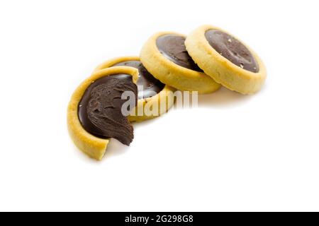 Les cookies au chocolat sur fond blanc. Banque D'Images