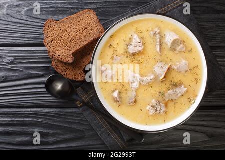 Soupe de pois suédois maison Artsoppa en gros plan dans l'assiette sur la table. Vue horizontale du dessus Banque D'Images